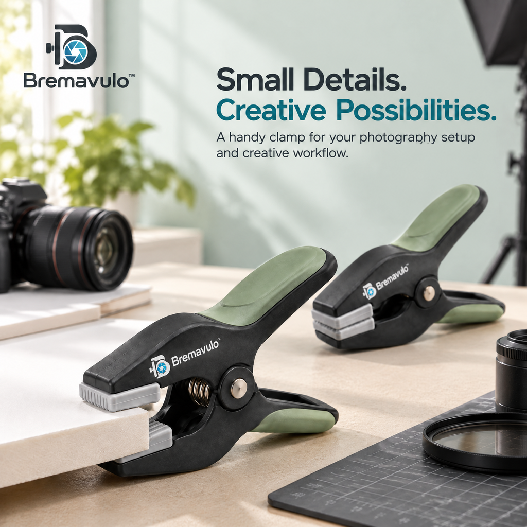 Bremavulo BackdropGrip holding a white photography backdrop at a desktop